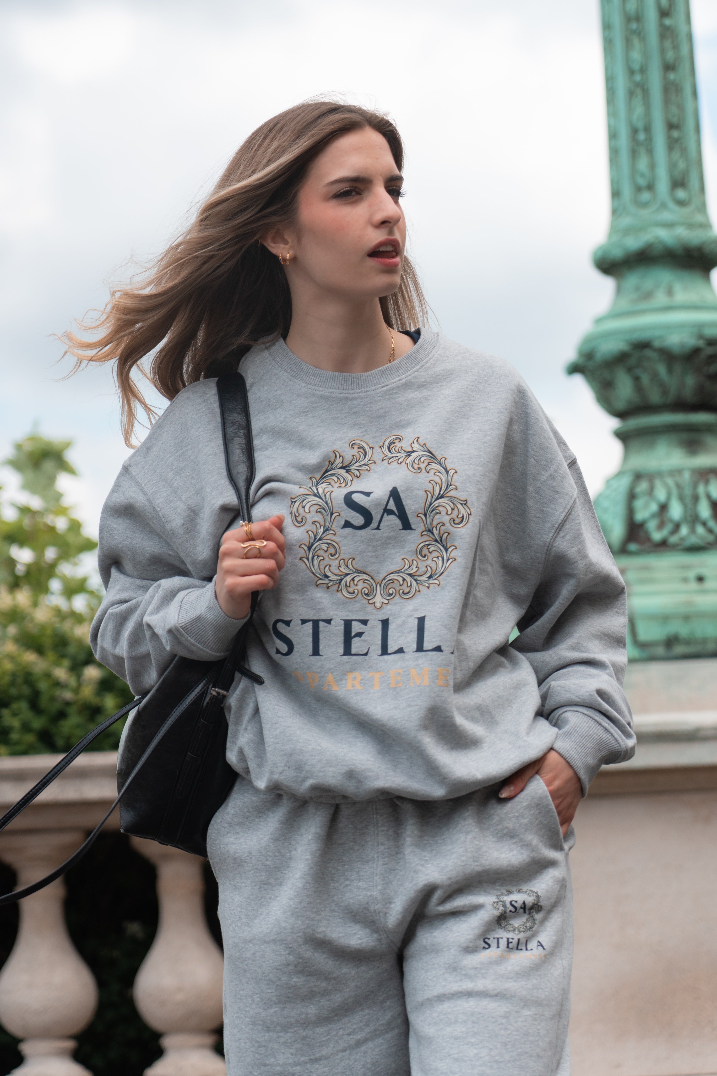 The signature stella appartement logo Crewneck